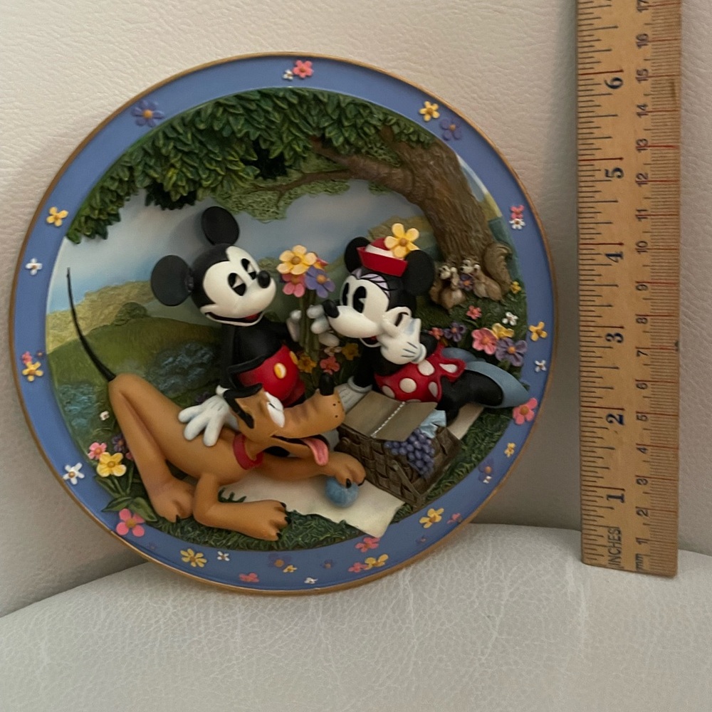 A3240 - Disney sculptural collectible plate “friends for all seasons” collection